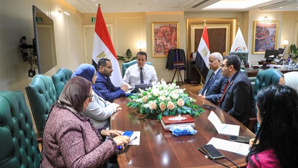 وزير الصحة يجتمع