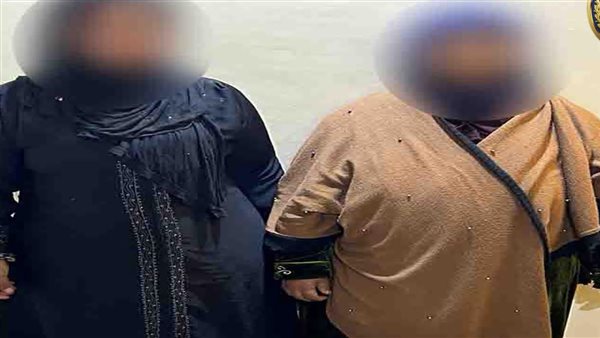 قيام سيدتان بسرقة