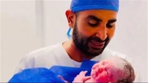 الفنان أحمد سعد وطفلتة