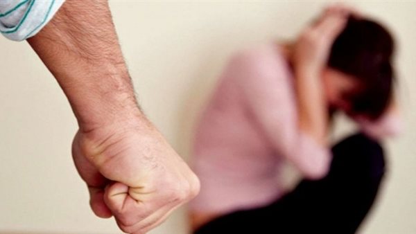 زوج يقطع قدم زوجته