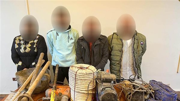 متهمين بالتنقيب غير