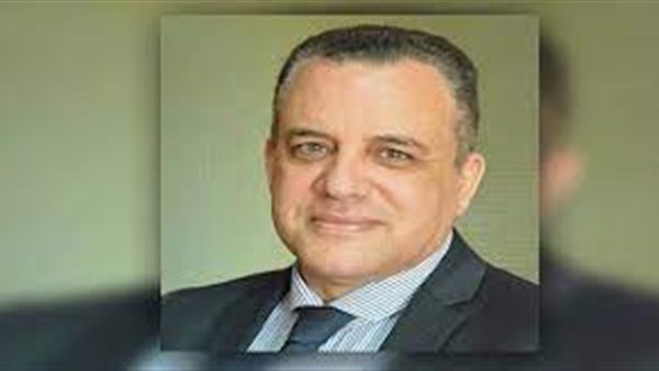  الكاتب الصحفي عزت