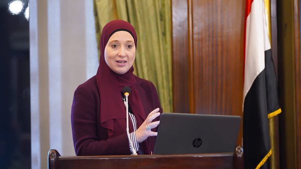 د.منى عصام، مساعد