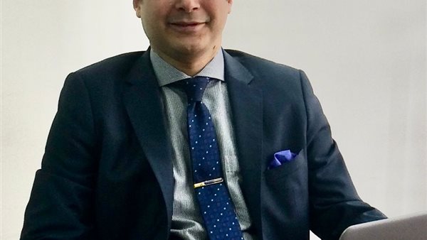  أيمن غنيم، أستاذ