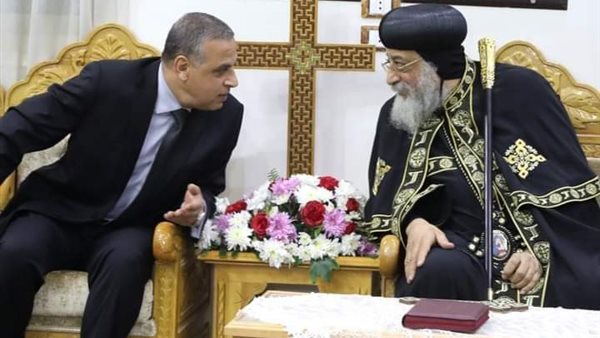 محافظ سوهاج مع البابا