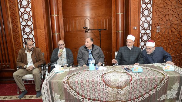 محافظ أسيوط داخل