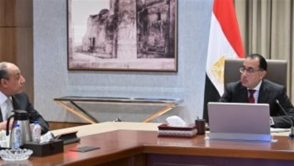 رئيس الوزراء مع وزير