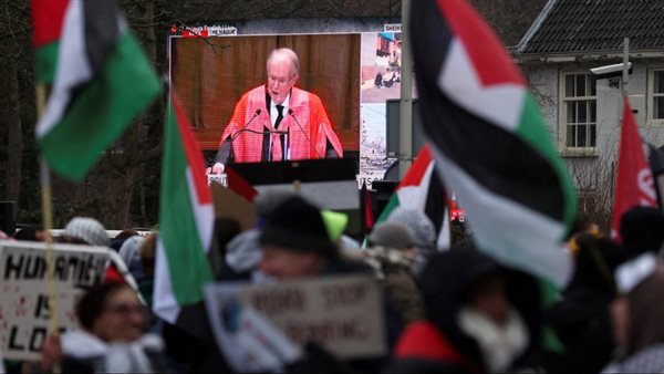 متظاهرون يرفعون علم