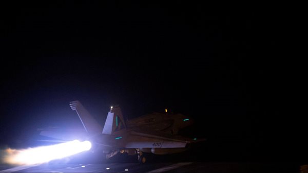 طائرة مشاركة في قصف