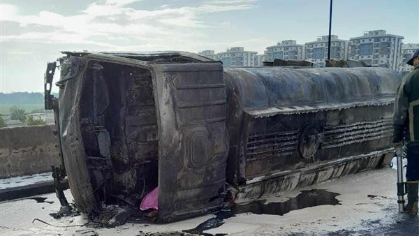 تفحم سيارة تحمل مواد