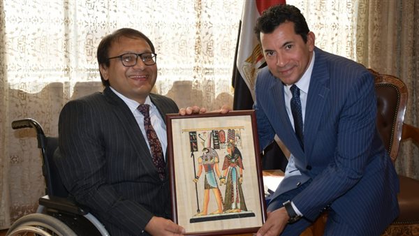 وزير الشباب يلتقي