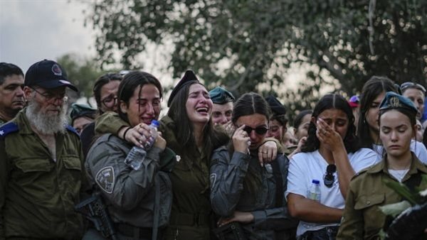 إسرائيليون يدفنون