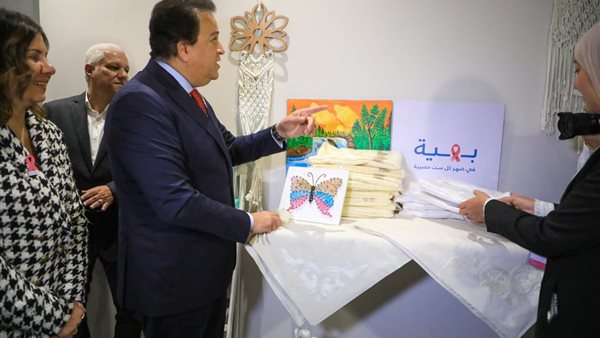 وزير الصحة يزور مستشفي