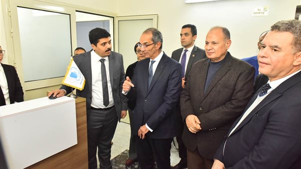 وزير الاتصالات ومحافظ