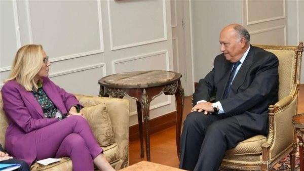 وزير الخارجية مع