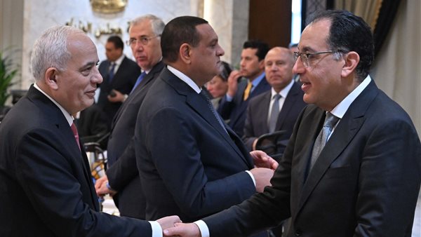 رئيس الوزراء في اجتماع