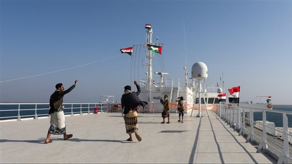 يمنيون يرقصون على