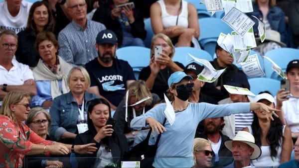 ناشطة تلقي منشورات