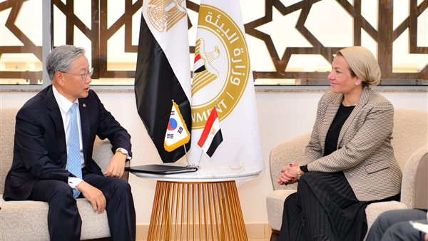 وزيرة البيئة مع سفير