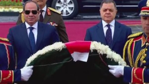 الرئيس السيسى يضع