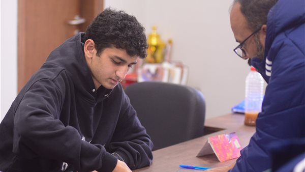 جانب من التوقيع 