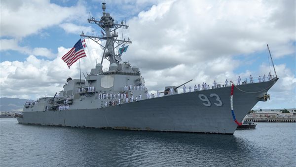 عبور مدمرة امريكية