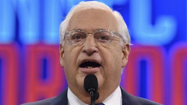 السفير الامريكي يصف