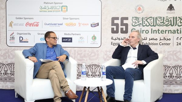 احدي الندوات بداخل