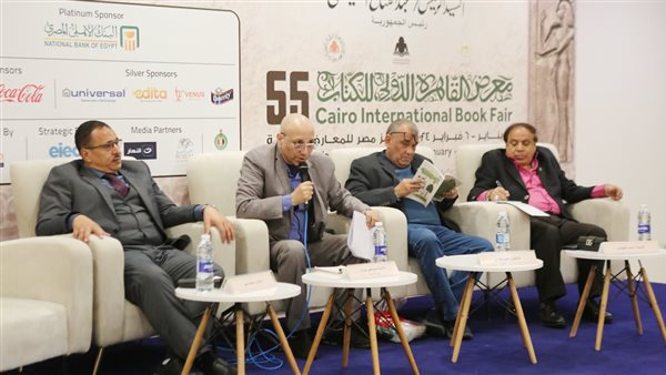 جانب من الندوة بمعرض