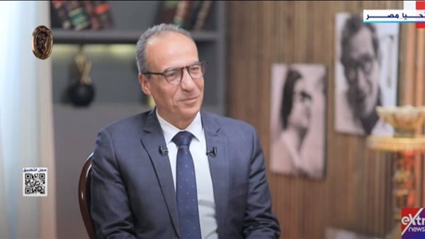 أستاذ نقد أدبي