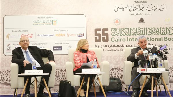 حواس في ندوته بمعرض