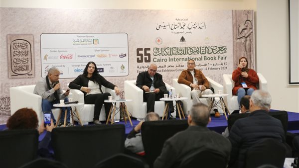 احدي الندوات بقاعة