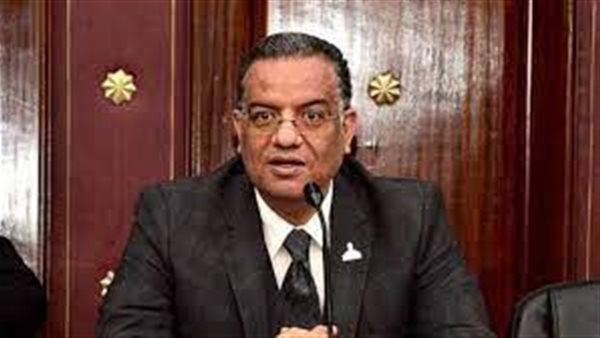 الكاتب الصحفي محمود