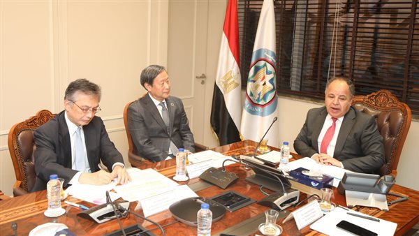 وزير المالية في إجتماع