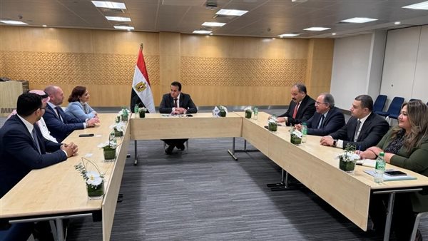 وزير الصحة مع ممثلي