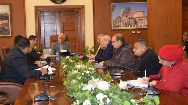 محافظ بورسعيد يناقش