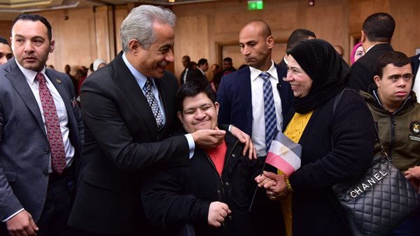 وزير العمل مع ذوي