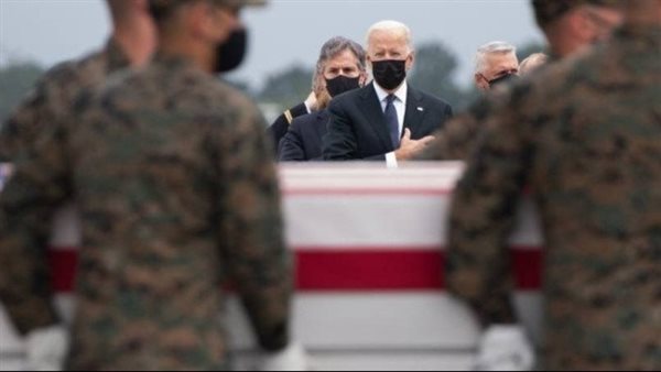 بايدن يستقبل جثامين