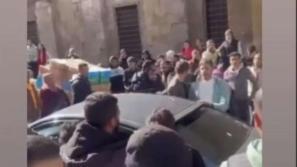 التفاف الجمهور حول