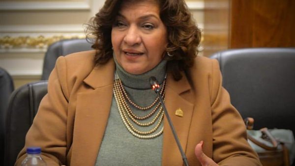 ايفلين متى تتقدم