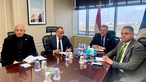 وزير السياحة يلتقي