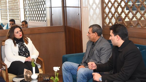 وزيرة الهجرة تعقد