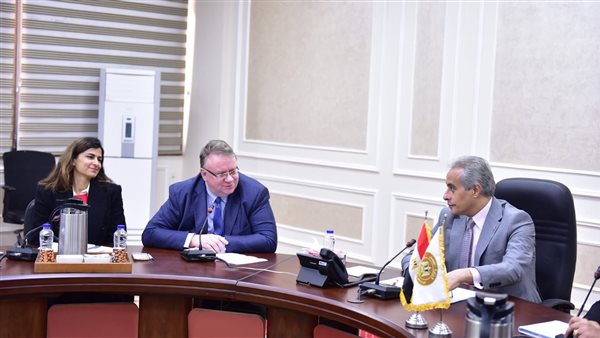 وزير العمل ومدير