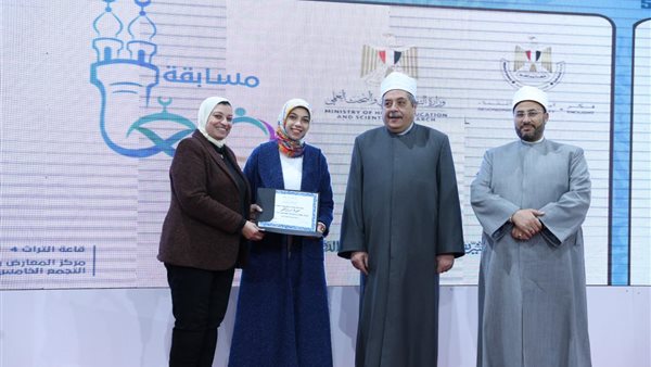 تكريم الفائزين في