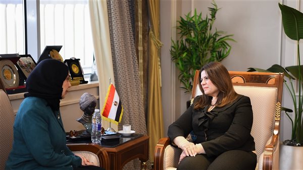 وزيرة الهجرة مع سفيرة