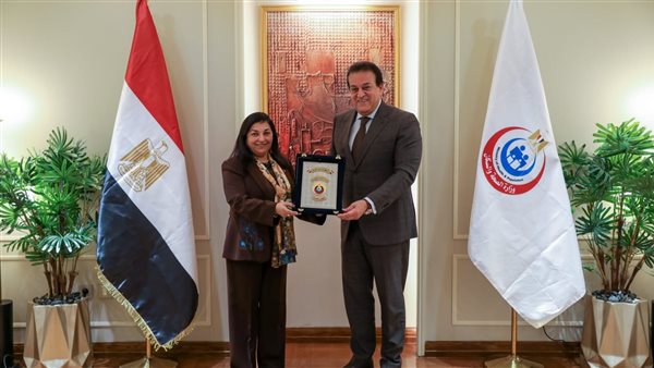 وزير الصحة يكرم الدكتورة