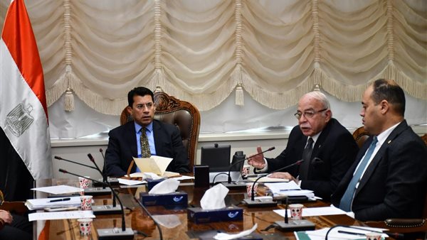 وزير الشباب يبحث