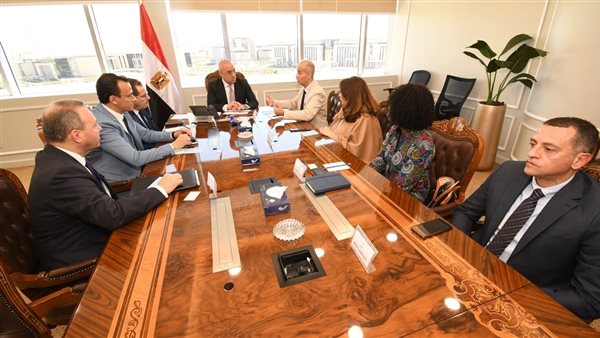 وزير الإسكان خلال