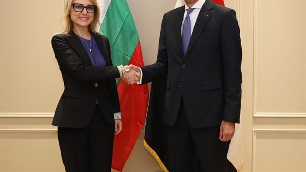 وزير الاتصالات مع