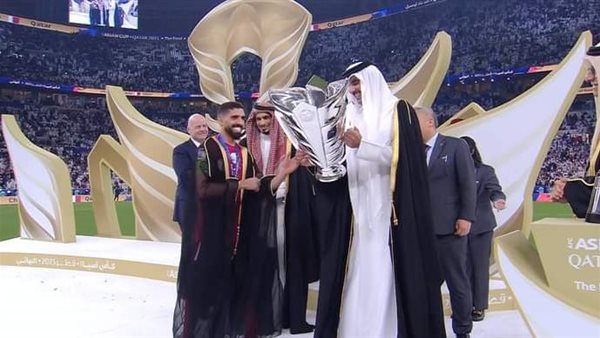 أمير قطر  يشهد تسليم